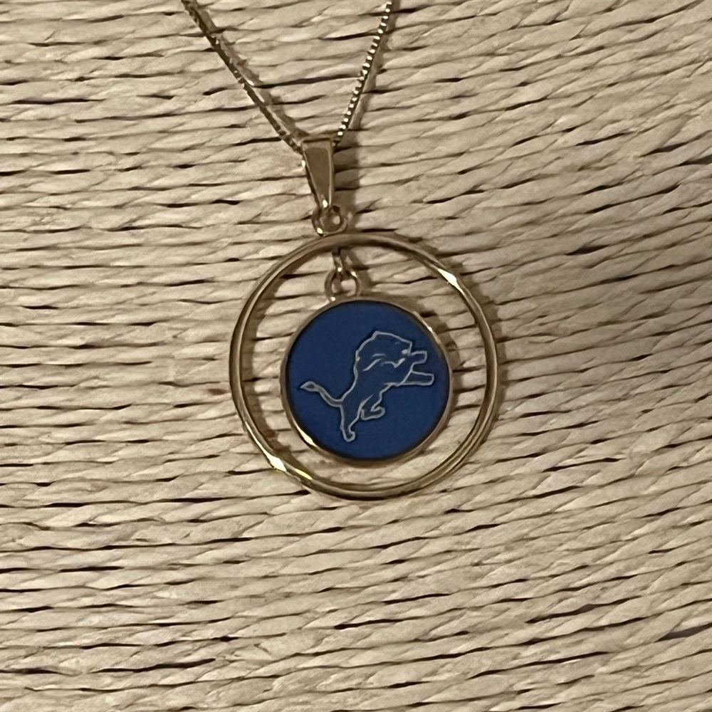 DETROIT LIONS GENUINE NFL PRE-LOVED AUTHENTIC 14K YELLOW GOLD PENDANT NECKLACE